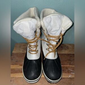 Global Win Black and Cream Winter Boots
